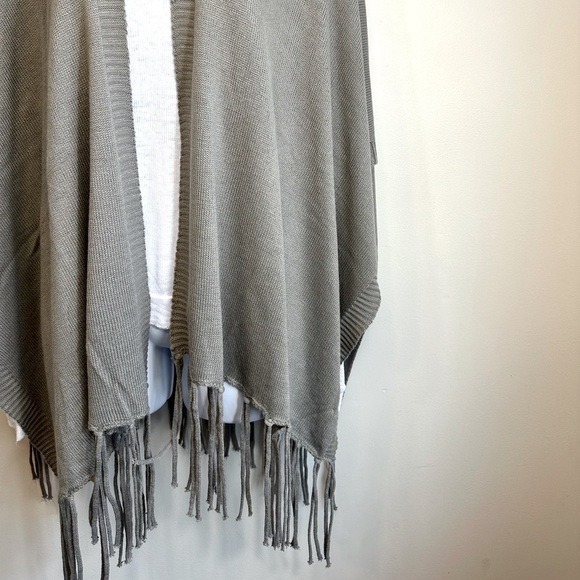 NWT Love Sadie Fringe Wrap Sweater Grey Size Small ✨🆕✨ - Picture 4 of 12
